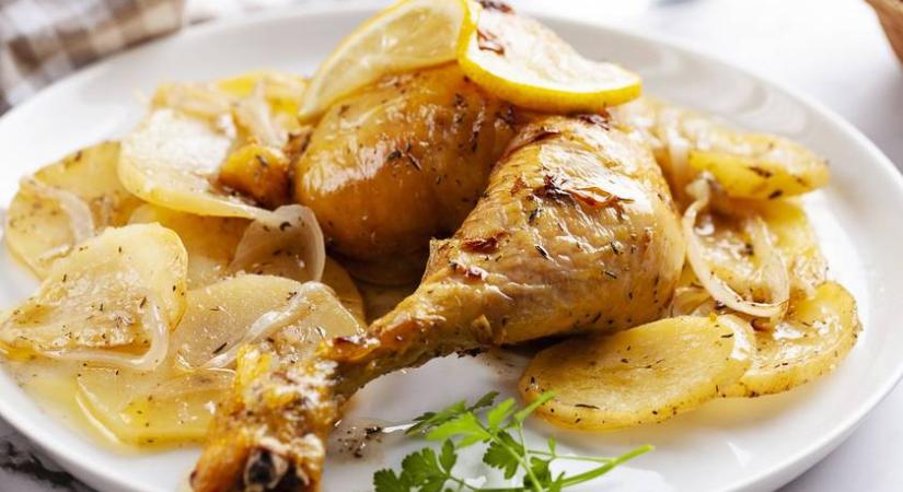 Tejfölös szószban sült csirkecomb: omlós hús és köret egy tepsiben