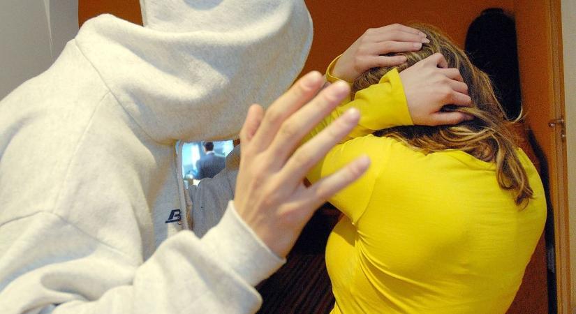 Hiába könyörögtek sírva az apjuknak a gyerekek, azért is, mindig megverte az anyukájukat