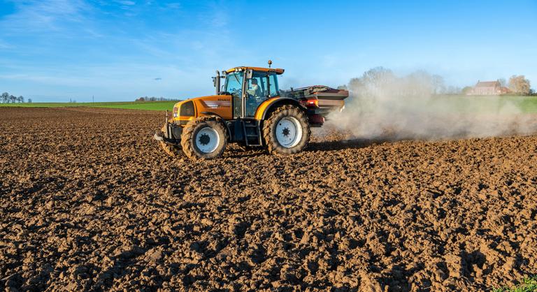 Brüsszel előtt a magyar kormány, felfüggesztést kérnek a műtrágya vámokra