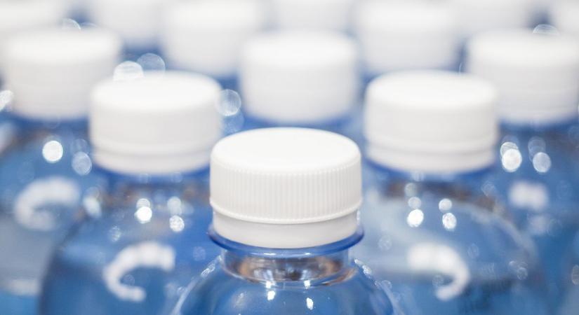 Búcsú a PET-palackoktól: betilthatják a műanyag flakonokat