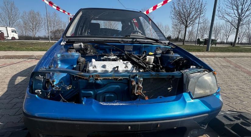 Kibelezett szellemautó az M6-os autópálya mellett, amiről semmit nem tudni  fotók