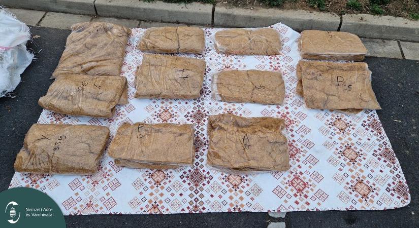 Az M7-esen bukott le a külföldi teherautós, mutatjuk, milyen csempészárut találtak a csomagokban