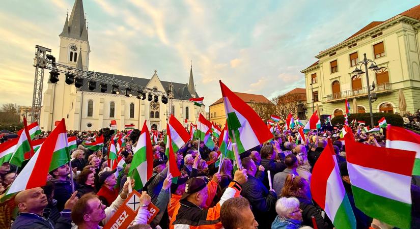 Magyar Péter rendezvényén kevesen voltak, Orbán Viktor megtöltötte a főteret