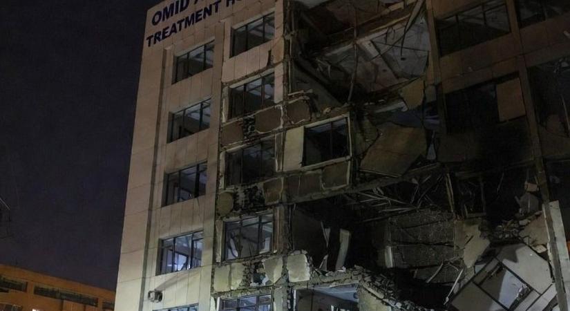 Több száz áldozat egy kórház elleni légicsapás után – súlyosodik a két ország közötti konfliktus