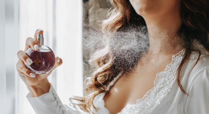 A nyakadra fújod a parfümöt? Ez a hétköznapi szokás titokban károsítja a szervezeted