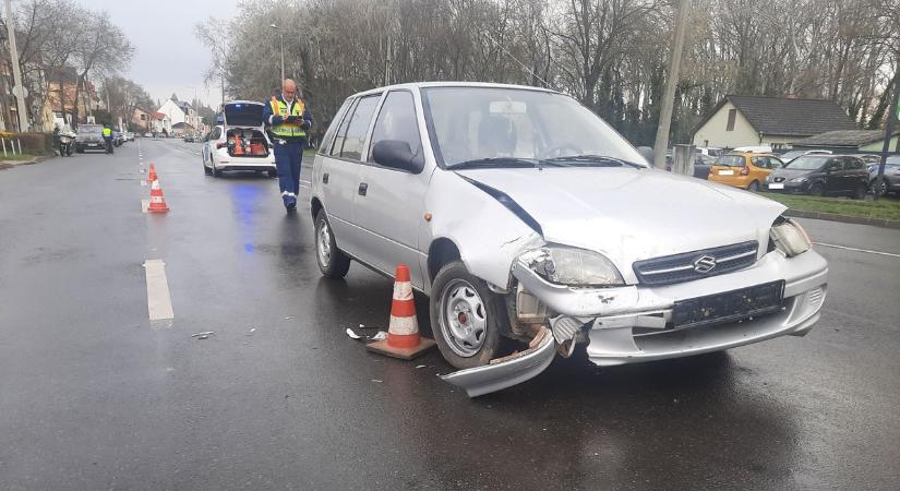 Karambol a belvárosban! Két autó ütközött Nyíregyházán (fotók)