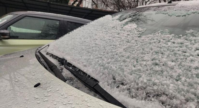 Jeget és viharos szelet is ígérnek délutánra