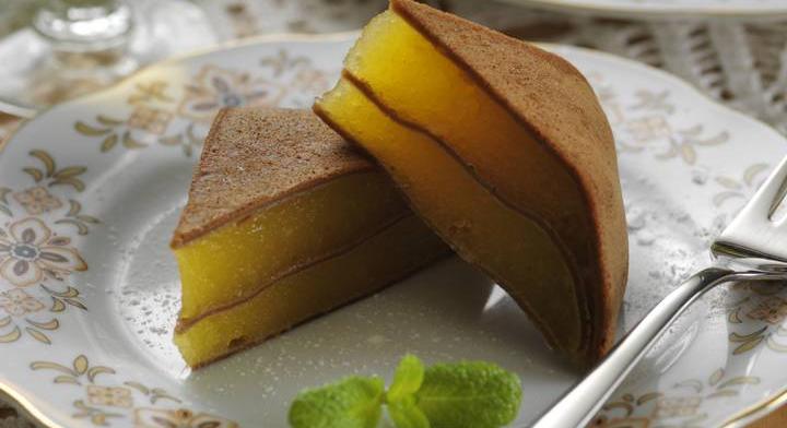 Kakaós palacsintatorta mangókrémmel töltve: könnyű, látványos édesség