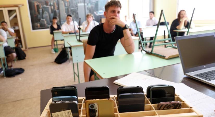 Telefont, leadjátok, ugye? Másfél év után sokkal nagyvonalúbb lett mobil-szigor az iskolában