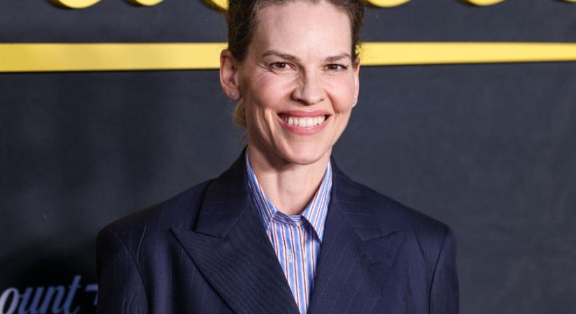 Nem kanapé, nem ágy – Hilary Swank gyönyörű nappalijának bútorát sokan azonnal elfogadnák