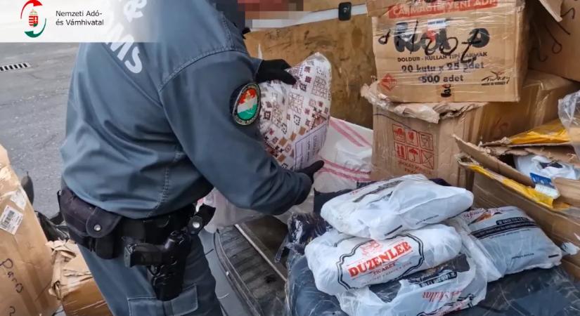 Kinyitották a pénzügyőrök az ágyneműket az M7-esen és nem hittek a szemüknek