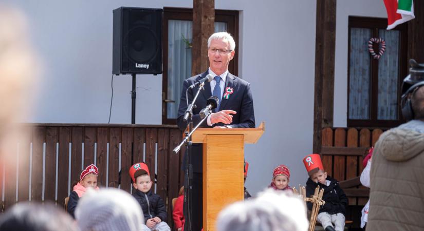 Soltész Miklós: Az anyaország a helyi törekvések támogatásával tudja a magyar közösségek megmaradását segíteni