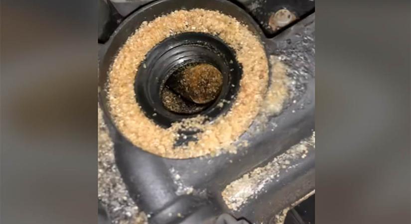 Sose látott még ilyen kárt a motortérben a szerelő