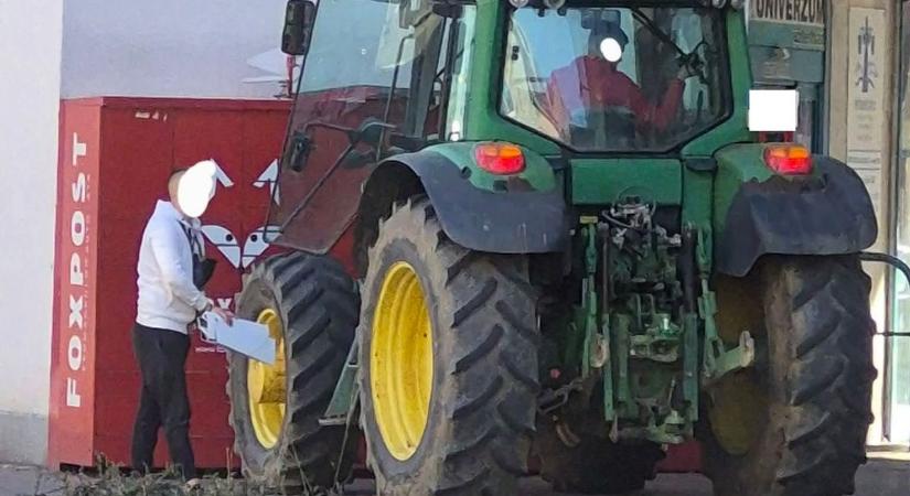 Traktorral ment átvenni a csomagot Nyíregyházán!