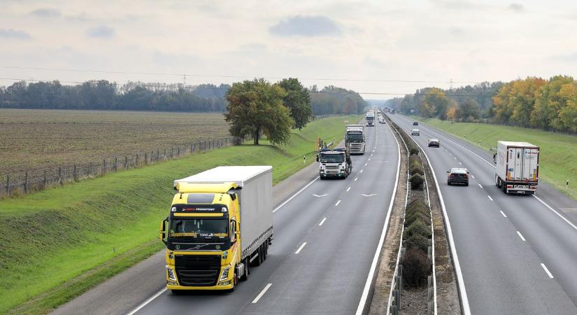 Durrdefekt a sztrádán - Pillanatok alatt minden közlekedőt veszélybe sodort - videó