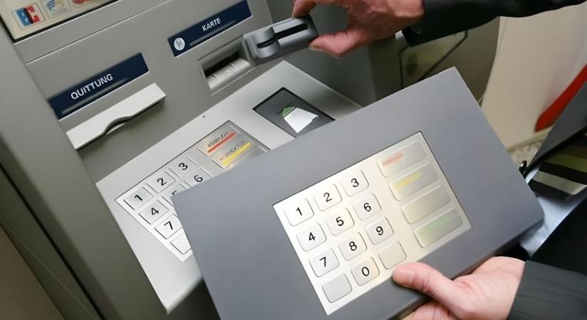 Újfajta csalási módszer terjed az ATM-eknél, csak kesztyűben védekezhet ellene