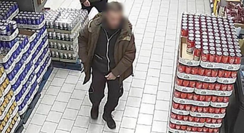 Felismeri ezt a férfit a sörösdobozok között? Keresi a rendőrség!