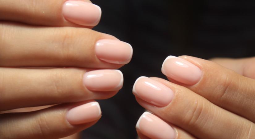 Mutatjuk 2026 tavaszának legfelkapottabb körömtrendjét, hódít a lágy francia manikűr