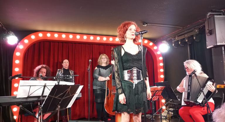 Hiányzott Nádasdy Ádám, de a közönség egy emberként üzent neki