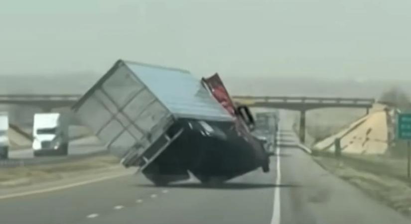 Rettenetes: tollpiheként fújta le a szél a kamiont az autópályáról