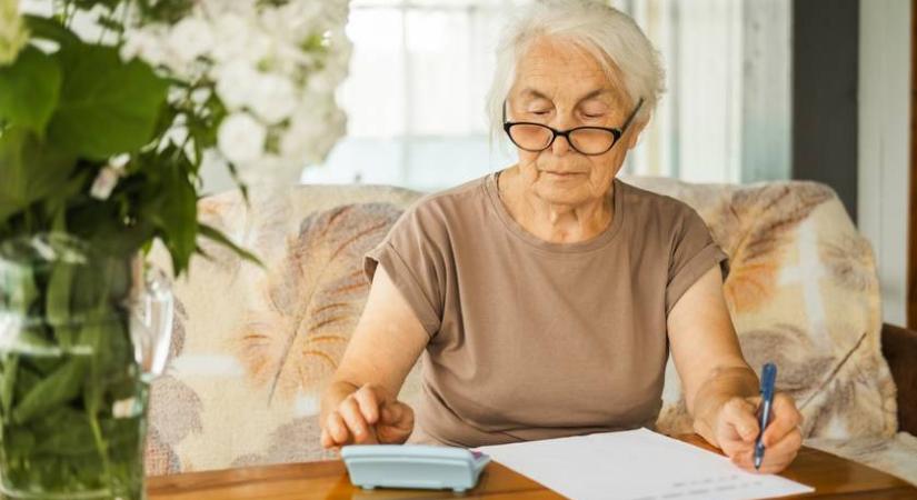Így változik a nyugdíj összege: 90 ezer magyar ellátását érinti