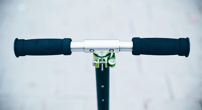 Elütötte a volt minisztert egy gépkocsi, miközben ikreit vitte az elektromos rolleren