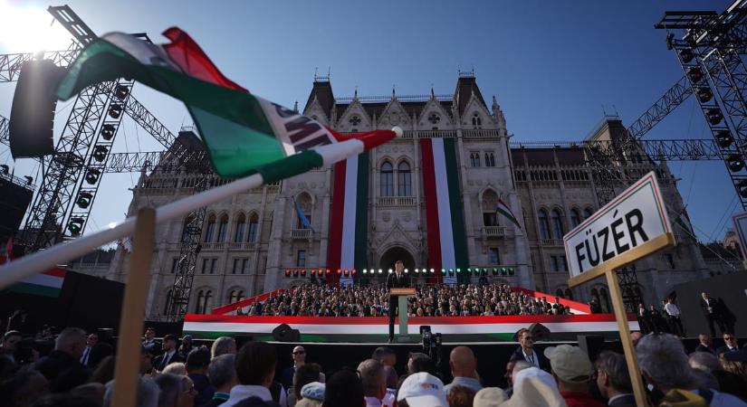 A kormánymédia szerint amikor Orbán beszél a teli Kossuth téren, akkor 180 ezren vannak, ha Magyar Péter, akkor alig 50 ezren