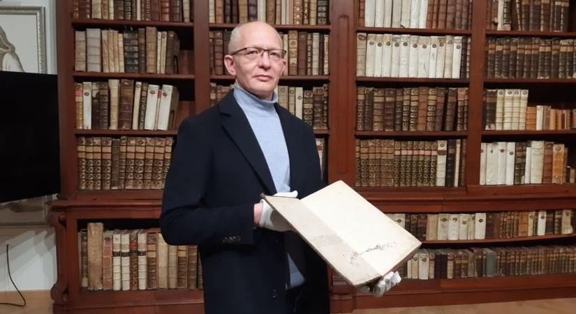 Ritka kincsek, kalandos történetek ismerője – rangos állami kitüntetést kapott a bakonyi könyvtáros