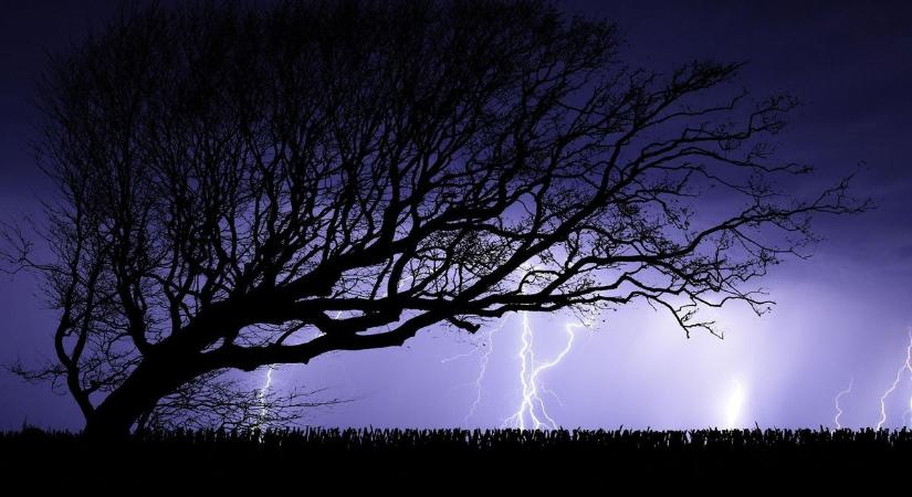 Kiadták a riasztást – Villámlással érkezik a zivatar, itt még jégeső hullhat