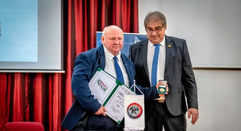 Kemény köszönet az elnöknek