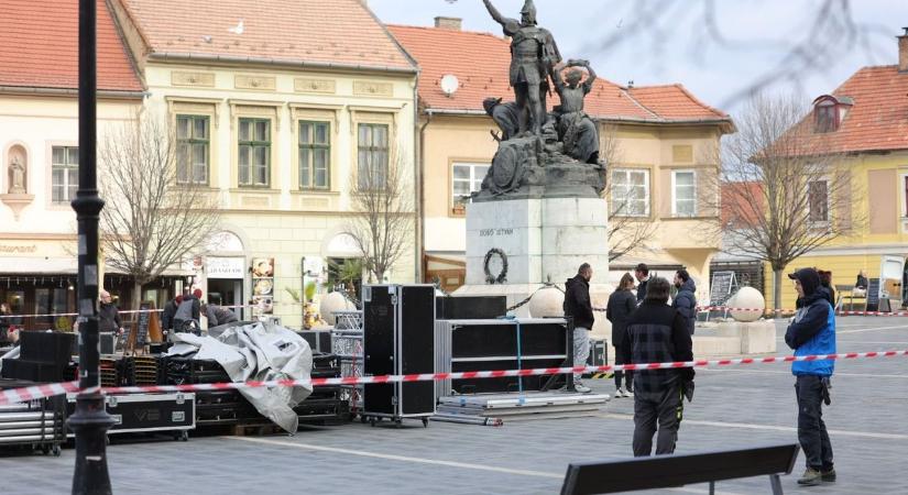 Már épül a színpad a Dobó téren, ahol Orbán Viktor mond este beszédet