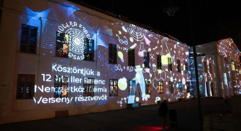 Fényshow ragyogta be a szekszárdi Vármegyeházát (videó)