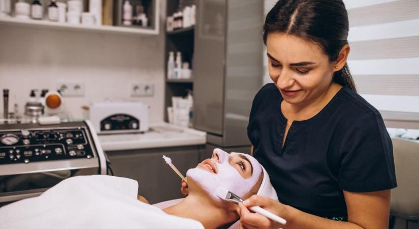 Miért elengedhetetlenek a kozmetikus továbbképzések 2026-ban?