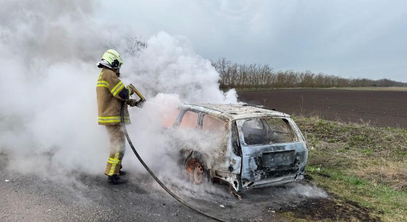 Mindent elnyelt a füst: brutális lángok csaptak fel egy autóból Újszásznál – itt vannak a mentés képei