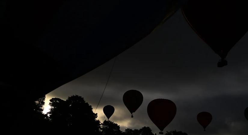 Elektromos vezetéknek csapódott és lezuhant egy turistákat szállító hőlégballon