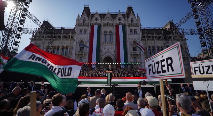 A nyugati sajtónak is feltűnt, hogy Orbán kénytelen kimerészkedni a nép közé, miután nem sikerült nyernie a Békemenettel