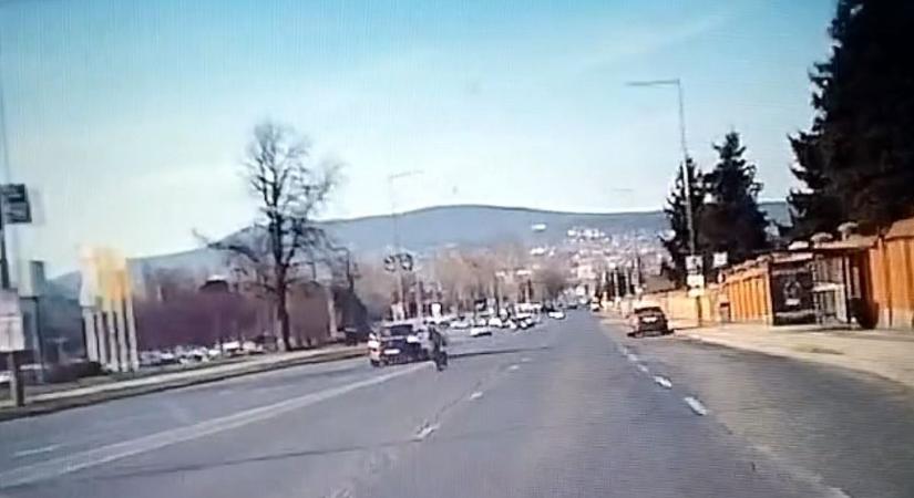 Mit gondolt, hogy halhatatlan? Őrület, mit művelt a gyalogos a Siklósi úton (VIDEÓ)