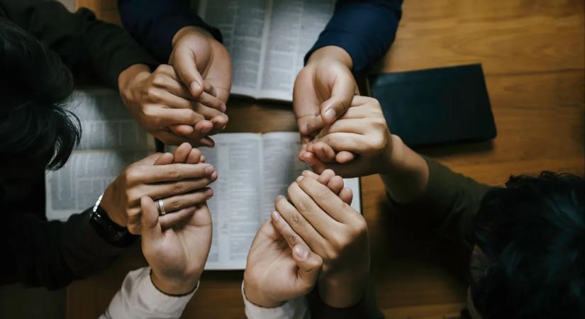 Világméretű imalánc indult Orbán Viktorért - a 94 éves amerikai-magyar pap az égiekhez fordult a miniszterelnök érdekében