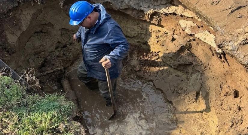 Csőtörés Kecskeméten: több utcában nincs víz, 15 ingatlant érint a hiba – fotó