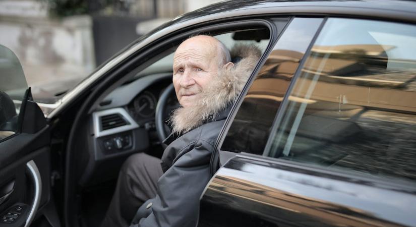 Szigorodtak a jogosítvány szabályai, 68 éves kor felett tilos ilyen járművet vezetni