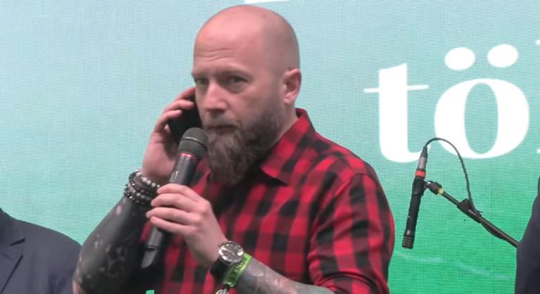 Jászberény polgármestere kiparodizálta Orbán Viktort, Pócs János nem hagyta szó nélkül