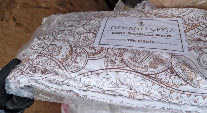 Paplanok közé rejtették a milliós szállítmányt – lecsapott a NAV (videó)