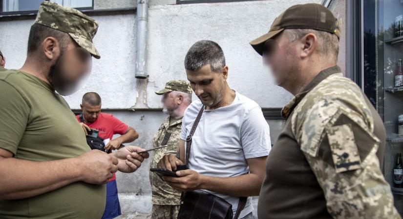 Ukrán kényszersorozók rángattak le egy férfit a buszról – videóval