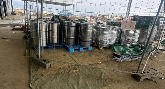 Súlyos szabálytalanság a debreceni akkugyárban, engedély nélkül tárolt veszélyes anyagokat a CATL