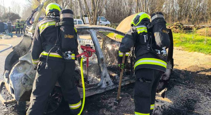 Udvaron gyulladt ki az e-autó: a házat mentették az ócsai lakók
