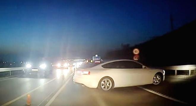 Gondolt egyet az audis, és megfordult az eleve problémás M1-es közepén – videó