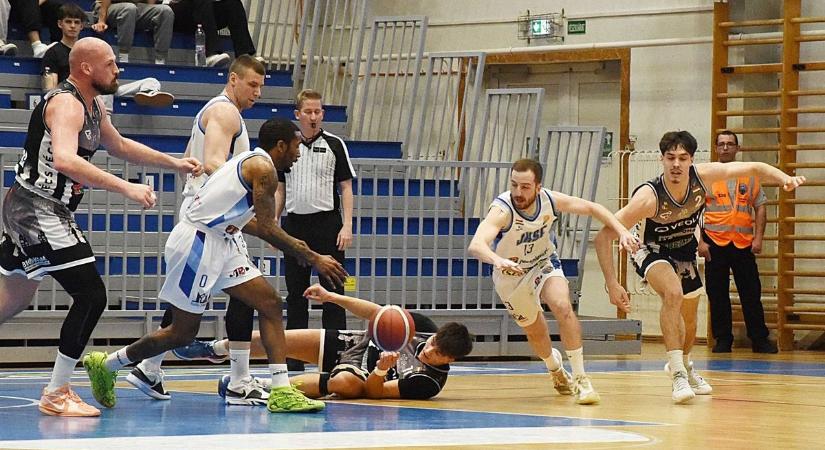 Hazai pályán simán kikapott a JKSE