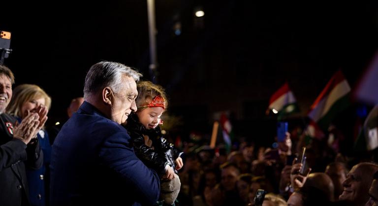 Váratlan vendég jelent meg a színpadon Orbán Viktor mellett Kaposváron
