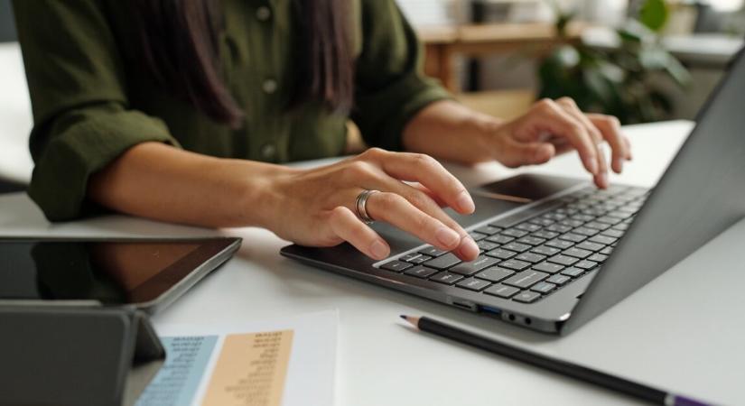 Tönkreteheti a latopodat egy egyszerű mobiltöltő