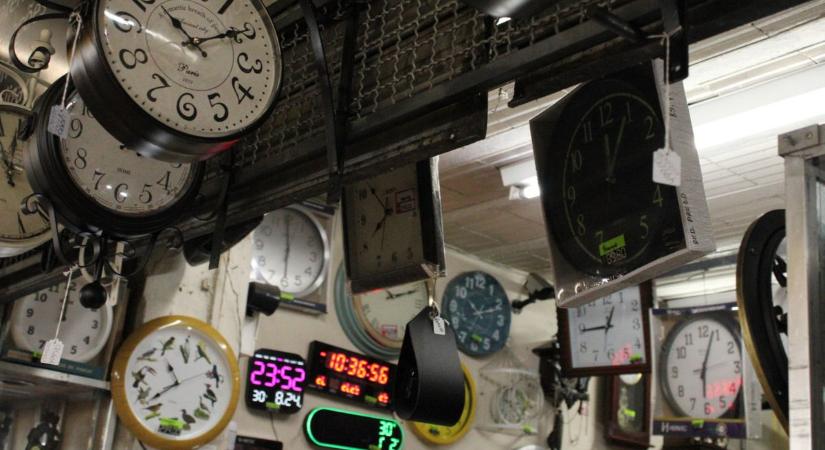Egy óra, ami 5 napra hazavághat: ezért visel meg ennyire az óraátállítás